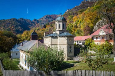 Stanisoara Manastırı Cozia Milli Parkı'nda. Sonbahar Cozia, Karpat Dağları, Romanya.