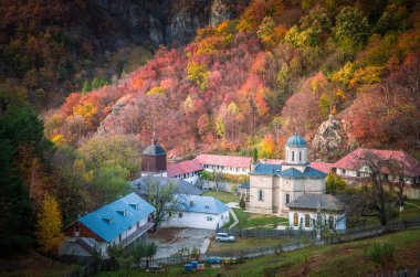 Stanisoara Manastırı Cozia Milli Parkı'nda. Sonbahar Cozia, Karpat Dağları, Romanya.