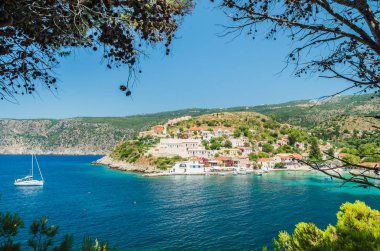 Assos Yunanistan Kefalonia ada üzerinde. Görünümünü Assos güzel bay village, Kefalonia Island, Yunanistan