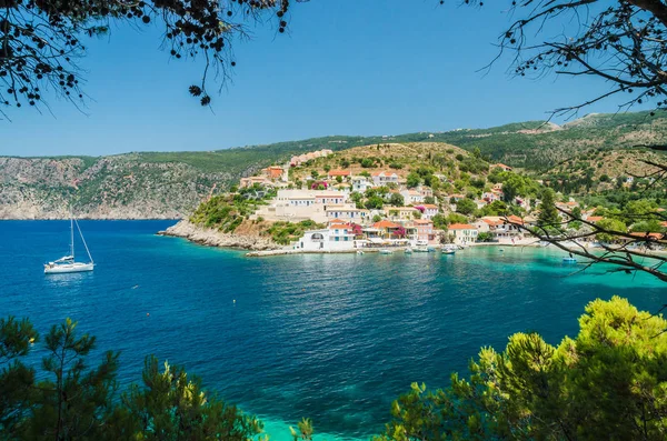 Assos Yunanistan Kefalonia ada üzerinde. Görünümünü Assos güzel bay village, Kefalonia Island, Yunanistan