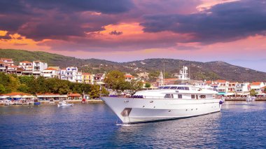 Skiathos town, Yunanistan üzerinden günbatımı. Skiathos bay harbour yakınındaki Lüks Yat