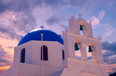Oia Köyü, Santorini yan Adaları, Yunanistan. Güzel manzara mavi dome Kilisesi