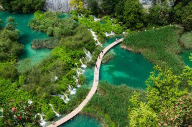 Plitvice Milli Parkı, Hırvatistan, Avrupa. Göl ve orman tarafından çevrili şelaleler üzerinde şaşırtıcı görünümü.