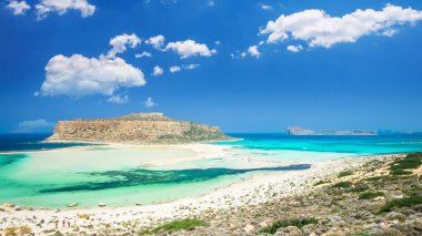Balos lagün adada Crete, Yunanistan. Turistler dinlenmek ve Balos Beach berrak suda banyo.