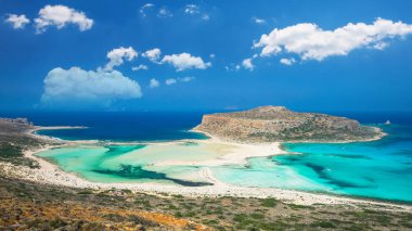 Balos lagün adada Crete, Yunanistan. Turistler dinlenmek ve Balos Beach berrak suda banyo.