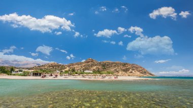 Agia Galini Beach Crete Island, Yunanistan. Turistler rahatla ve Agia Galini Beach berrak suda banyo.
