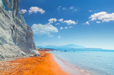 XI Beach, Kefalonia Island, Yunanistan. Xi Beach, Cephalonia, İyon Denizi kırmızı kum ile bir plaj güzel manzara.