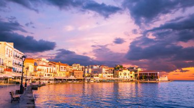 Hanya, Girit Adası, Yunanistan - 26 Haziran 2016: Eski Venedik port of Chania adada Crete, Yunanistan günbatımı görünümünü çarpıcı.