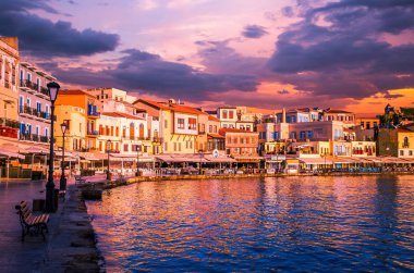 Hanya, Girit Adası, Yunanistan - 26 Haziran 2016: Eski Venedik port of Chania adada Crete, Yunanistan günbatımı görünümünü çarpıcı.