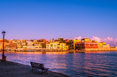 Hanya, Girit Adası, Yunanistan - 26 Haziran 2016: Eski Venedik port of Chania adada Crete, Yunanistan günbatımı görünümünü çarpıcı.