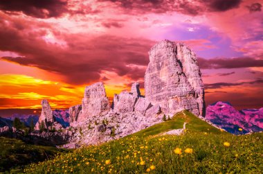 Cinque Torri, Italyan Dolomites üzerinde çarpıcı günbatımı