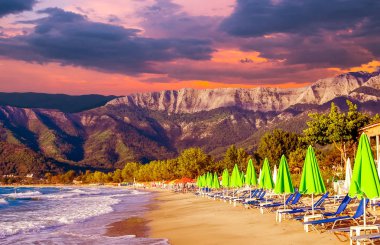 Psili Ammos plajında çarpıcı gün batımı, Thassos adası, Yunanistan