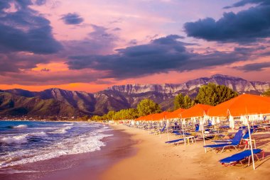 Psili Ammos plajında çarpıcı gün batımı, Thassos adası, Yunanistan