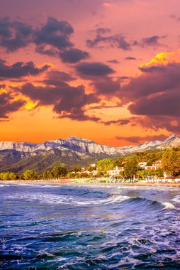 Psili Ammos plajında çarpıcı gün batımı, Thassos adası, Yunanistan