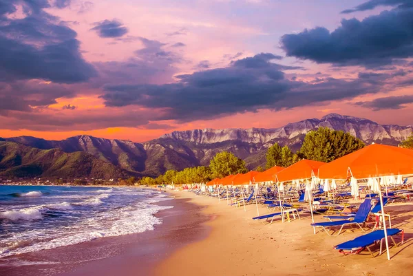 Pôr do sol impressionante na praia de Psili Ammos, ilha de Thassos, Grécia — Fotografia de Stock