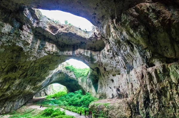 Печера девешка, біля міста Ловеч, Болгарія. — стокове фото