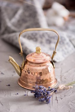 Eski bakır Çaydanlık ve lavanta çiçekleri. Natürmort.