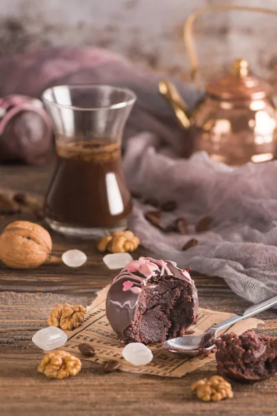 Geleneksel Rus pasta Kartoshka çikolata sünger kek. Vanilya cocao tozu ile bisküvi topları tereyağı krema ve fındık. Ahşap arka plan üzerinde servis. Çiğ Bisküvi pasta.