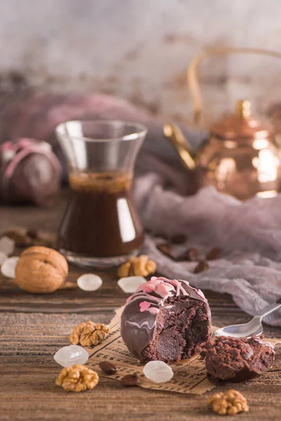 Geleneksel Rus pasta Kartoshka çikolata sünger kek. Vanilya cocao tozu ile bisküvi topları tereyağı krema ve fındık. Ahşap arka plan üzerinde servis. Çiğ Bisküvi pasta.