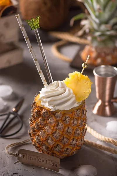 Egzotik Pina Colada kokteyli taze ananas dolu. Bar Servisi.