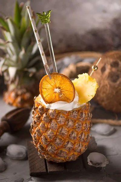 Egzotik Pina Colada kokteyli taze ananas dolu. Bar Servisi.