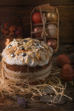 Merengue ve badem ile geleneksel Paskalya festival pasta. Rustik koyu arka plan. Rus Eastet kulich.