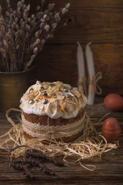 Merengue ve badem ile geleneksel Paskalya festival pasta. Rustik koyu arka plan. Rus Eastet kulich.