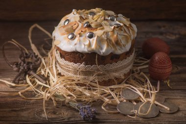 Merengue ve badem ile geleneksel Paskalya festival pasta. Rustik koyu arka plan. Rus Eastet kulich.