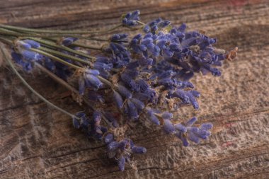 Ahşap arka plan üzerinde rustik lavanta buket. Görünümü Kapat.