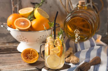 Taze yaz meyve suyu ya da limonata limon, portakal, buz ve sarı zemin üzerine biberiye ile. Yakın çekim.