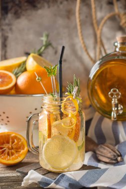 Taze yaz meyve suyu ya da limonata limon, portakal, buz ve sarı zemin üzerine biberiye ile. Yakın çekim.