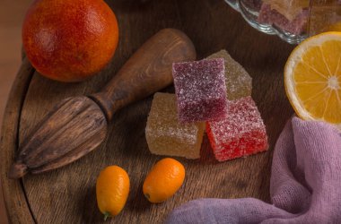 Reçel tatlı şekerli meyve aromalı. Ev yapımı citreous marmelat farklı renkler ve taze turuncu meyveler. Rustik tarzı. Görünümü Kapat