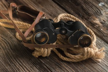 Askeri dürbün ve karanlık bir arka plan, vintage tarzı bir kap