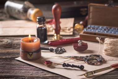 Set lastik mühür damgası karakterler ve mum mühür, DIP kalem ve ahşap masa üzerinde InkWell ile el yapımı kağıt. Vintage yazma şeyler.