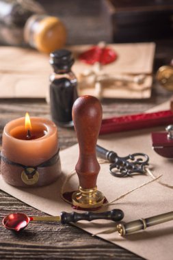 Set lastik mühür damgası karakterler ve mum mühür, DIP kalem ve ahşap masa üzerinde InkWell ile el yapımı kağıt. Vintage yazma şeyler.