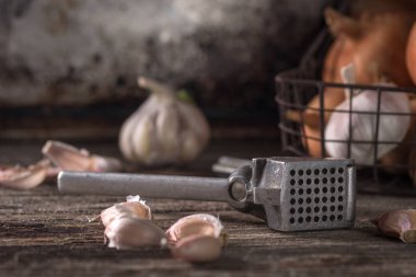 Sarımsak arka plan. Taze sarımsak ve sarımsak basın. Koyu kahverengi rustik background.free alanı