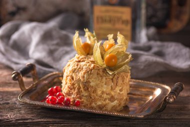 Napolyon kek vintage ahşap zemin üzerine