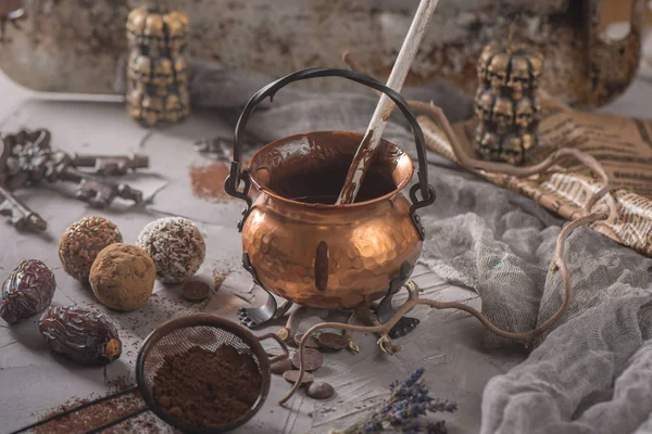 Temperleme çikolatada bakır kazanı.