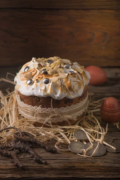 Merengue ve badem ile geleneksel Paskalya festival pasta. Rustik koyu arka plan. Rus Eastet kulich.