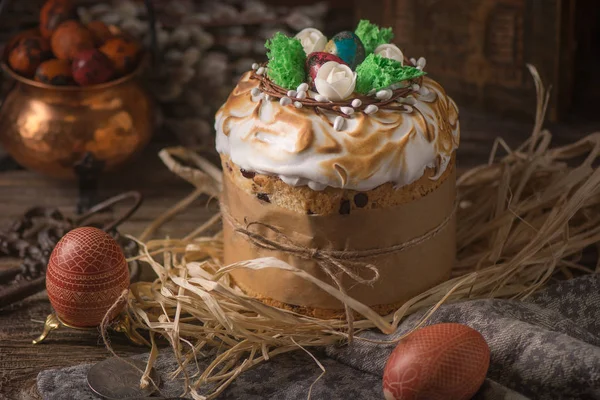 Merengue ve badem ile geleneksel Paskalya festival pasta. Rustik koyu arka plan. Rus Eastet kulich.