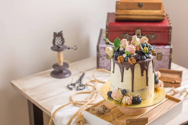 Çıplak kek dekore çiçekler, fındık ve çilek tarafından beyaz çıplak pasta, düğün, Doğum günü ve Etkinlikler için rustik tarzı. Üstten görünüm.