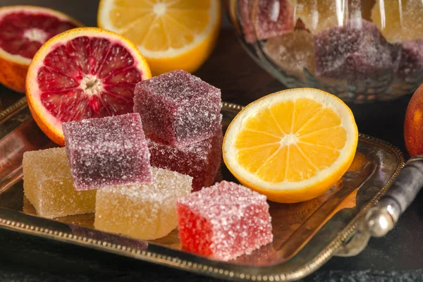 Reçel tatlı şekerli meyve aromalı. Ev yapımı citreous marmelat farklı renkler ve taze turuncu meyveler. Rustik tarzı. Görünümü Kapat