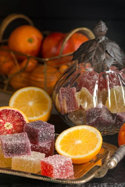 Reçel tatlı şekerli meyve aromalı. Ev yapımı citreous marmelat farklı renkler ve taze turuncu meyveler. Rustik tarzı. Görünümü Kapat
