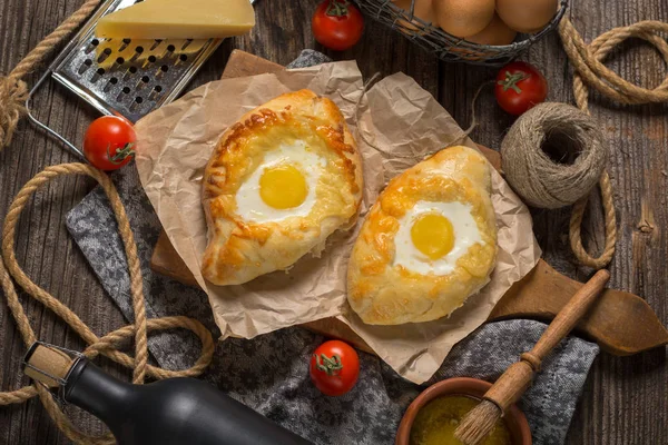 Ahşap masa yumurta ile adzharian khachapuri. Üstten görünüm.