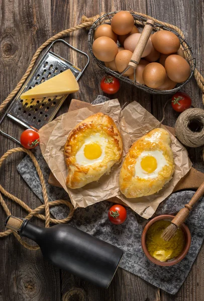 Ahşap masa yumurta ile adzharian khachapuri. Üstten görünüm.