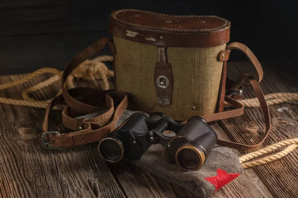 Askeri dürbün ve karanlık bir arka plan, vintage tarzı bir kap