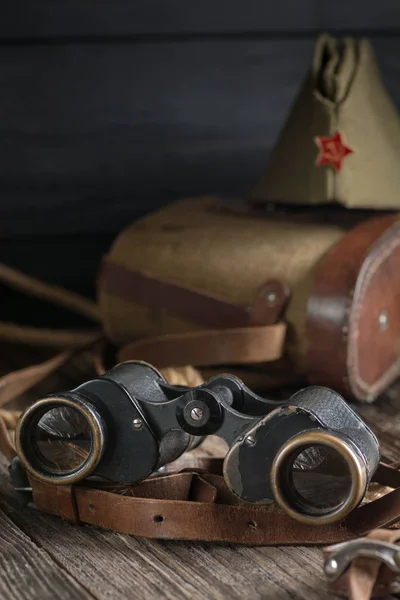 Askeri dürbün ve karanlık bir arka plan, vintage tarzı bir kap