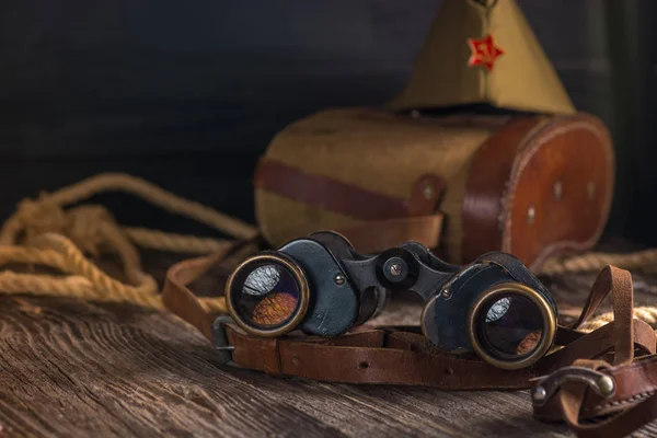 Askeri dürbün ve karanlık bir arka plan, vintage tarzı bir kap