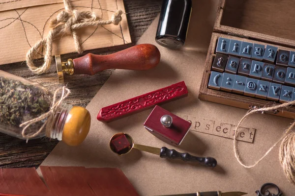 Set lastik mühür damgası karakterler ve mum mühür, DIP kalem ve ahşap masa üzerinde InkWell ile el yapımı kağıt. Vintage yazma şeyler.
