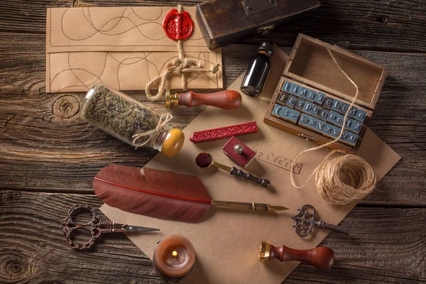Set lastik mühür damgası karakterler ve mum mühür, DIP kalem ve ahşap masa üzerinde InkWell ile el yapımı kağıt. Vintage yazma şeyler.